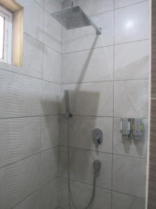 拉斯拉哈斯Casa Pacifico Panama的浴室内配有淋浴和头顶淋浴