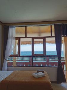 WeetebulaVilla Redemptorist的一间卧室设有海景窗户