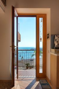 切塔拉Casa vacanze "Il Baffo e il Mare"的通往海景阳台的门