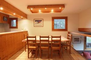 夏蒙尼-勃朗峰Chalet Ancelles - Les Praz - Golf - Vue Mont-Blanc - Randonnées的厨房以及带桌椅的用餐室。