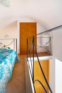 切塔拉Casa vacanze "Il Baffo e il Mare"的一间卧室设有一张床和一个玻璃楼梯