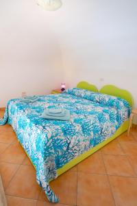 切塔拉Casa vacanze "Il Baffo e il Mare"的一张床上的蓝色毯子