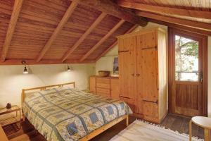 莫甘Finca Los Dioses I的一间卧室设有一张床和木制天花板