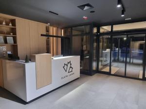 亚霍里纳Apart hotel Zlatni Javor - Trio的大楼内带柜台的大堂