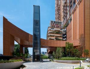 吉隆坡Lucentia Residence by EAS Maju property的一座建筑前面有钟楼