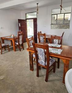 GilgilLala Inn Kikopey的用餐室配有木桌和椅子