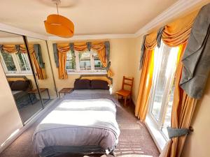 GrimsarghReemdale Manor - Fulwood Row Preston PR25RW的一间带两张床的卧室,位于带窗户的房间内