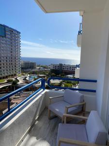 帕莱索海滩Paraiso Suites with Mega Views, Sea and Mountain.的阳台配有椅子,享有海景。