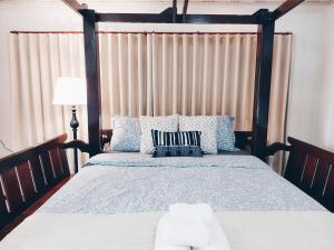 大城河畔青青民宿的一间卧室配有一张带蓝色和白色枕头的床