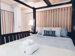 大城河畔青青民宿的一间卧室配有带毛巾的床