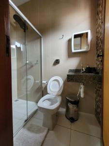里奥迪孔塔斯Pousada Portal da Chapada的带淋浴、卫生间和盥洗盆的浴室