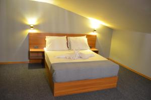 厄森尤特Rosse Hotel的一间卧室配有带带肋条的床