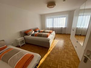 莱茵费尔登Apartment "Wirtschaftswunder"的客厅配有沙发和1张床