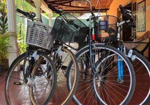 阿努拉德普勒Feel Like Home Anuradhapura的两辆自行车停在门廊旁