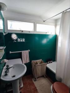埃斯特角城Aurelia. Dúplex en complejo cerrado en San Rafael的浴室配有盥洗盆、卫生间和浴缸。