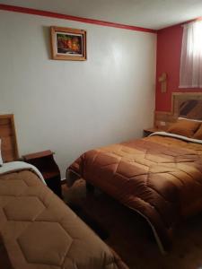 TambilloHostal Ñuca Huasi的一间卧室,配有两张床
