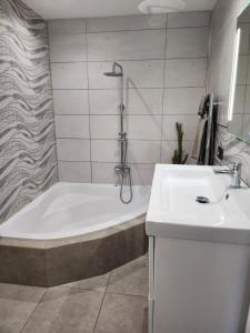 伊科德洛斯维诺斯Casa Salvia Bed and Breakfast的白色的浴室设有浴缸和水槽。