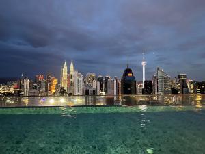 吉隆坡Regalia Suites & Residence studio Apartment by Enjoy your stay的享有城市天际线的美景。