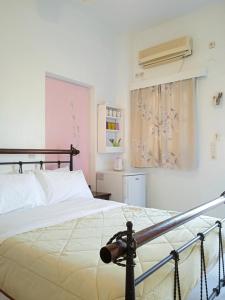 佩里萨最佳酒店的一间卧室设有一张床和一个窗口