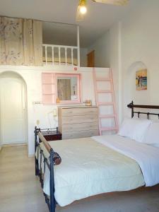佩里萨最佳酒店的一间卧室配有一张床、梳妆台和梯子