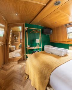 爱丁堡波特尔四姐妹船屋的一间卧室设有一张床和绿色的墙壁