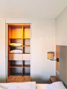 贝尔多夫Rêve d'été - Camping Belle-Vue 2000的一间卧室配有一张双层床和一个衣柜