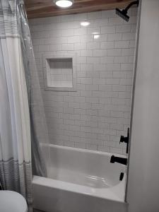 诺克斯维尔Tiny Home Big Fun的浴室配有白色浴缸和卫生间。