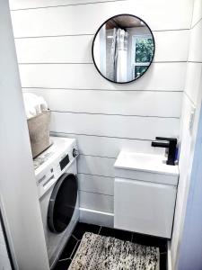 诺克斯维尔Tiny Home Big Fun的一间带洗衣机和镜子的浴室