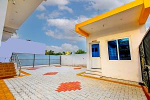 Kottakupam1BHK villa with swimming pool @ Dreamland的带阳台的房屋景