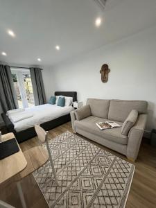 卡迪夫Swan Lake Lodge & free parking的客厅配有沙发和1张床