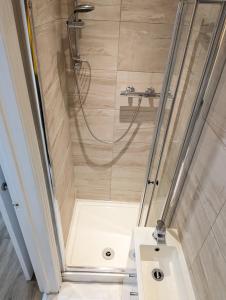 卡迪夫Swan Lake Lodge & free parking的带淋浴和盥洗盆的浴室
