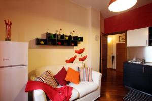 安德里亚派蒂特公寓的客厅配有带色彩缤纷枕头的白色沙发