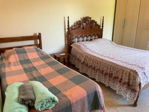 圣马特乌斯Espaço Verde的卧室内两张并排的床