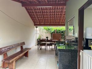 圣马特乌斯Espaço Verde的一间带桌子和木制天花板的用餐室