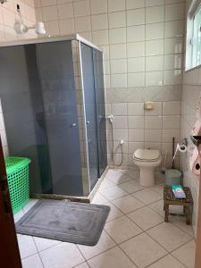 圣马特乌斯Espaço Verde的带淋浴和卫生间的浴室