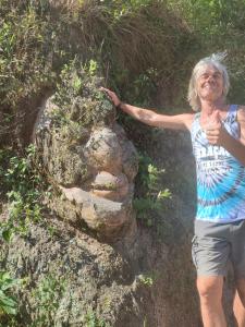 埃尔扎伊诺Cabaña la Hamaca Grande un encuentro con la naturaleza的站在岩石上的妇女