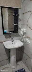 库萨雷Qusar-A-frame的浴室设有白色水槽和镜子