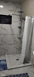 库萨雷Qusar-A-frame的带淋浴的浴室和白色大理石墙