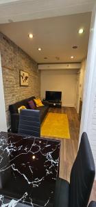 伦敦Highgate Duplex Guest Flat的客厅配有沙发和桌子