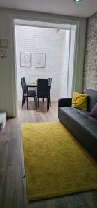 伦敦Highgate Duplex Guest Flat的客厅配有沙发和桌椅