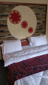 吉塞尼COLIBRI VILLA City Center的一间卧室配有带白色床单和枕头的床。