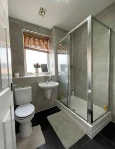格拉斯哥The Naburn - 3 Bed House with Free Parking & Close to City Centre的浴室配有卫生间、淋浴和盥洗盆。