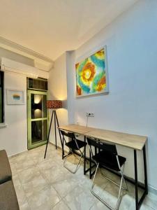 安塔利亚Cozy Midtown Flat in Antalya T2的墙上画的桌子和椅子