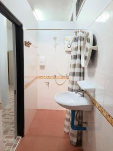 勿洞Rutcha homestay Betong รัชชา โฮมสเตย์ เบตง的一间带水槽和淋浴的浴室