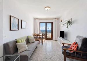 坎德拉里亚Costa Azul apartamento con vista的客厅配有沙发和桌子