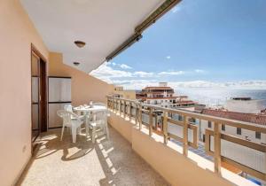 坎德拉里亚Costa Azul apartamento con vista的阳台配有桌子,享有海景。