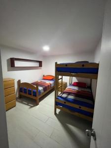 蓬塔赫尔莫萨Lindo departamento en Punta Hermosa的一间卧室配有两张双层床。
