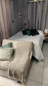 加里波第Recanto dos pássaros的一间卧室配有一张床铺,床上有毯子