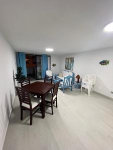 蓬塔赫尔莫萨Lindo departamento en Punta Hermosa的客厅配有桌椅