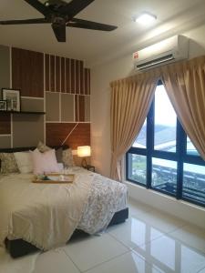 莎阿南Adore Homestay@Emira Seksyen 13 Shah Alam, MSU, Stadium, AEON Mall的一间卧室设有一张床和一个大窗户